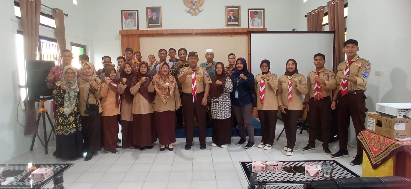 Kepala Majelis Pembimbing Ranting Gerakan Pramuka Bunguran Timur, Natuna, Harmidi saat bersama generasi muda, remaja yang bergabung di Pramuka daerah itu