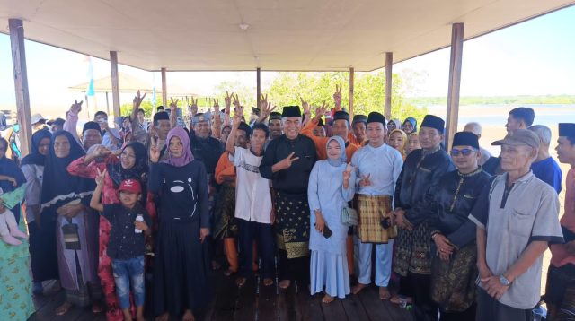 Bupati Natuna, Wan Siswandi, saat menggelar silaturahmi dengan warga Desa Batu Gajah di Objek Wisata Pulau Sambok pada Selasa, 25 September 2024