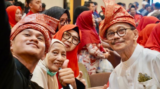 Seorang warga berswafoto bersama Raja Ariza dalam Deklarasi dan Pidato Politik Lis-Raja di Gedung TCC , Tanjungpinang, Kepri, Kamis (29/8/2024) (Foto: ajianugraha/pijarkepri.com)