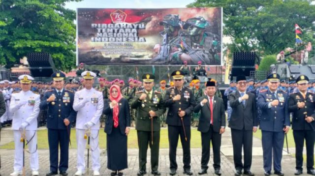 Ketua Dewan Perwakilan Rakyat Daerah (DPRD) Kabupaten Natuna, Rusdi, menghadiri peringatan Hari Ulang Tahun (HUT) Tentara Nasional Indonesia (TNI) ke-79 yang berlangsung di lapangan Pantai Piwang, Sabtu (05/10/2024).