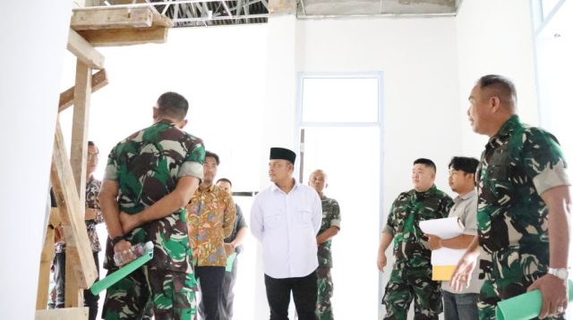 Ketua DPRD Provinsi Kepulauan Riau, H. Iman Sutiawan, SE, bersama Ketua Komisi I DPRD Kepri, Muhammad Syahid Ridho, S.Si, melakukan kunjungan kerja ke Rumah Sakit Tingkat IV Batam (Rumkitban) di Bengkong, Batam, pada Senin (14/10/2024).