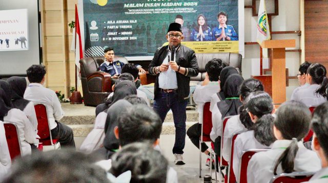H Lis Darmansyah SH, saat menjadi pemateri kepemimpinan di LDK HMKB Tanjungpinang 2024, di Asrama Haji Tanjungpinang, Jumat (8/11/2024)