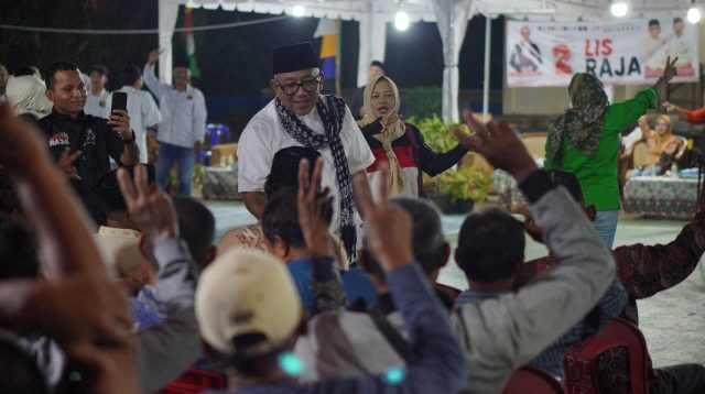 Calon Walikota dan Wakil Walikota Tanjungpinang, H Lis Darmansyah, SH dan Drs.H Raja Ariza, MM saat orasi kampanye Pilkada Tanjungpinang 2024, Sabtu (16/11/2024) malam. (Foto: Aji Anugraha)