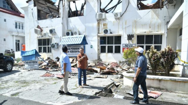 Pada Jumat (08/11/2024), Komisi I DPRD Natuna yang dipimpin Ketua Komisi I, Dardani, menggelar inspeksi mendadak (sidak) ke lokasi kejadian bersama Sekretaris Erimuddin dan anggota Asmiyadi.
