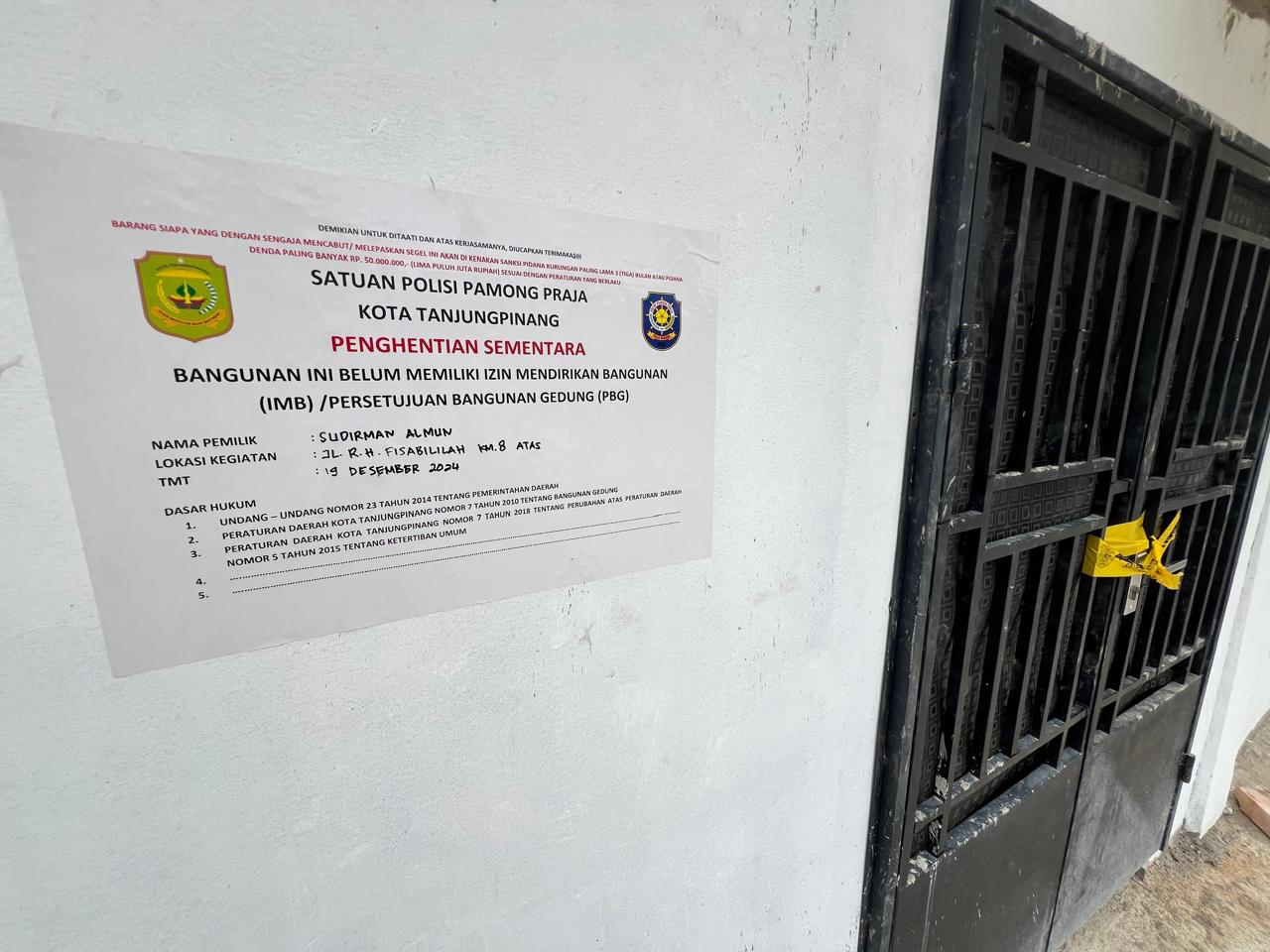 Satpol PP Tanjungpinang bersama Lurah Sungai Jang, Babinkantibmas dan Babinsa mengambil tindakan tegas dengan menyegel sebuah bangunan ilegal yang berdiri di Daerah Aliran Sungai (DAS) Sungai Jang, Jalan RH Fisabilillah, Kilometer 8, Kamis (19/12/2024). (foto: ajianugraha/pijarkepri.com)