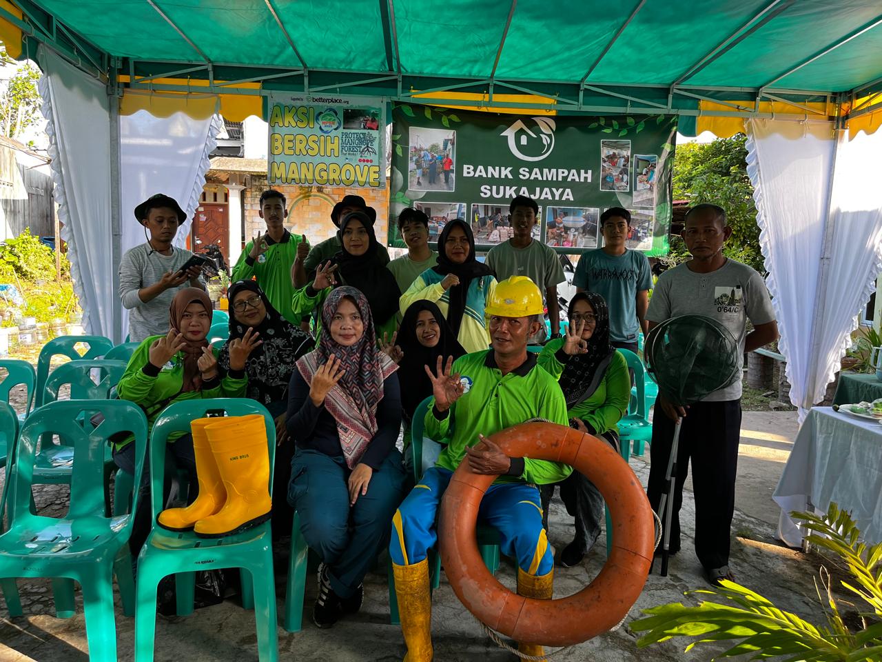 LSM ALIM bersama Bank Sampah Kembar Mandiri, DLH Tanjungpinang, SLB Negeri 1 Tanjungpinang, Kelurahan Melayu Kota Piring, RT/RW, Bank Sampah Maju Jaya, Proklim, dan Masagena Inannawa Konsultan, melaksanakan aksi bersih mangrove, di Kelurahan Melayu Kota Piring, sempena menyambut peringatan HPSN 2025, Sabtu (8/2/2025)
