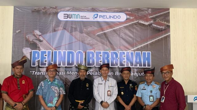 Foto bersama General Manager Terminal Sri Bintan Pura, Tonny Hendra Cahyadi, dan Kepala Dinas Pariwisata dan Budaya Pemerintah Kota Tanjungpinang, serta tokoh masyarakat dan budaya Tanjungpinang, mengenakan tanjak.