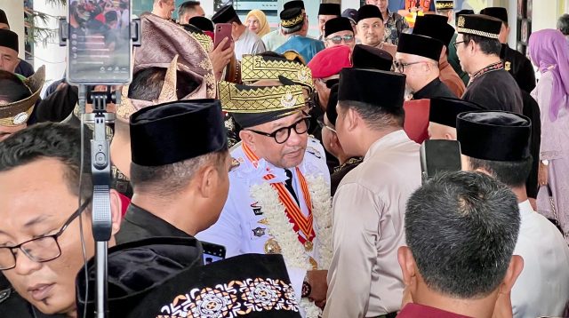 Walikota dan Wakil Walikota Tanjungpinang periode 2025-2030, Lis Darmansyah dan Raja Ariza saat disambut rombongan, di Bandara RHF Tanjungpinang, Sabtu (1/2/2025). (Foto: ajianugraha)