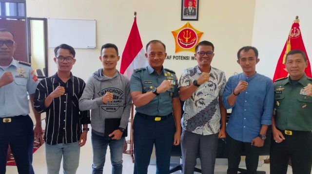 Pengurus PWI Kepri bersama Pokja PWI Tanjungpinang saat kunjungan bersama Aspotwil Kogabwilhan I, Laksamana Pertama TNI Teguh Dharmawan, beserta dua Paban Asisten, di Makogabwilhan I, Tanjungpinang, Selasa (4/3/2025) (Foto: PWI)