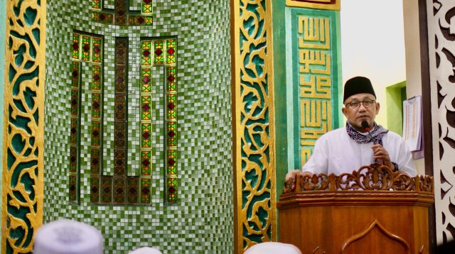 Wali Kota Tanjungpinang, Lis Darmansyah, bersama Wakil Wali Kota Raja Ariza mengawali rangkaian Safari Ramadan 1446 Hijriah dengan beribadah dan bersilaturahmi bersama masyarakat di Masjid Nurul Iman, Jalan Pancur, Kelurahan Bukit Cermin, Rabu (5/3/2025) malam.