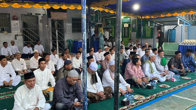 Pengurus Masjid Jamii’ Al-Aula, Kecamatan Singkep, Kabupaten Lingga, saat menggelar kegiatan buka puasa bersama warga binaan di Lembaga Pemasyarakatan (Lapas) Kelas III Dabo Singkep, Selasa (11/3/2025).