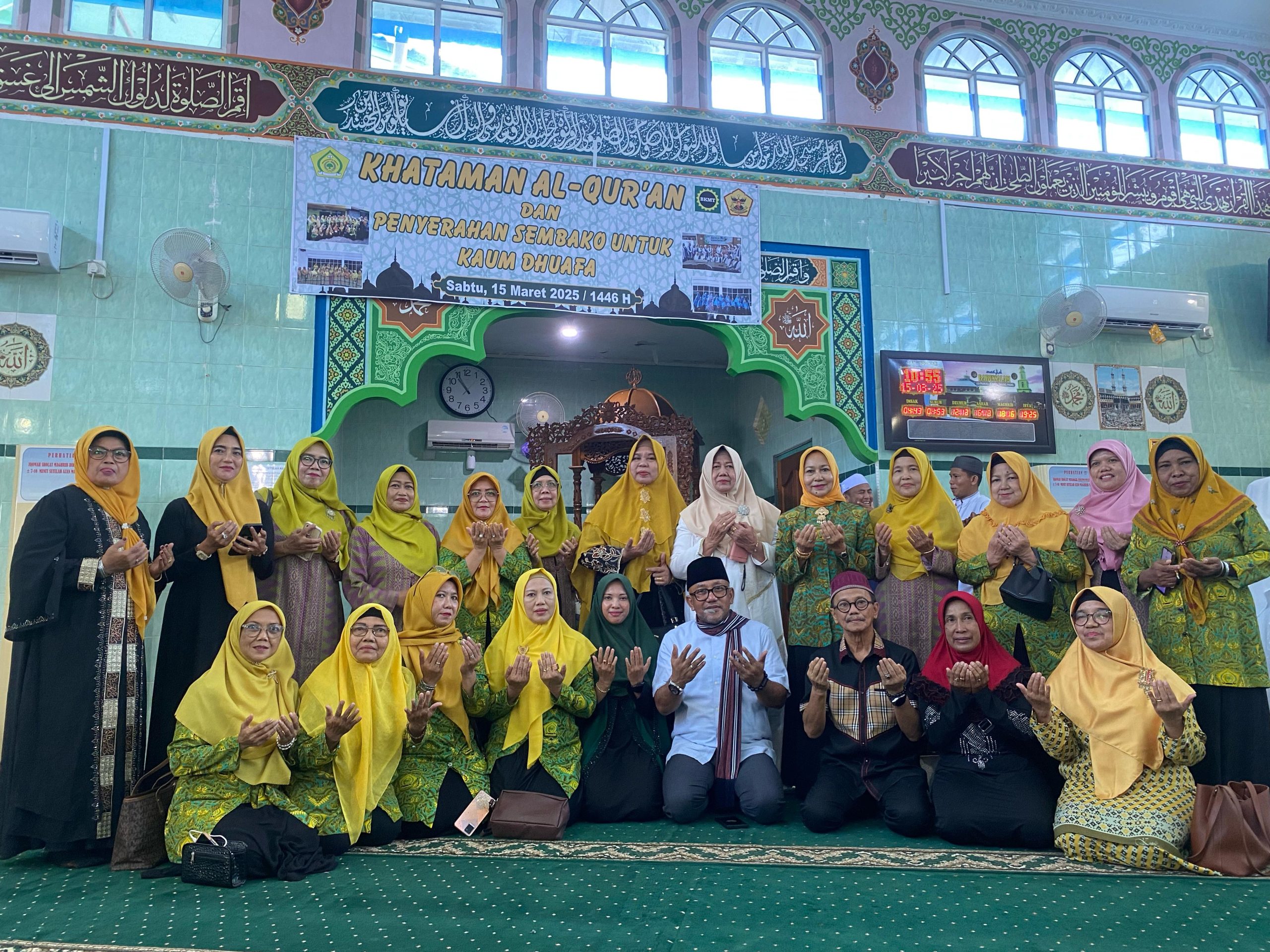 Walikota dan Wakil Walikota Tanjungpinang, Lis Darmansyah dan Raja Ariza dalam acara Khataman Al-Qur’an yang digelar di Masjid Babussalam, Jalan Pramuka Lorong Tanama, Sabtu (15/3/2025)