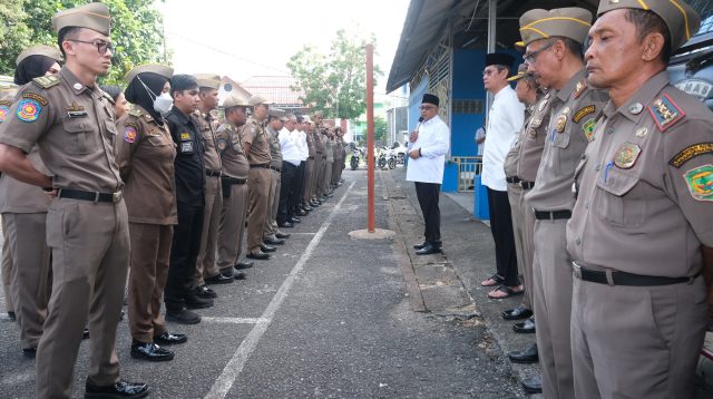 Walikota Tanjungpinang, Lis Darmansyah saat memberikan pengarahan kepada seluruh personel Satpol PP di kantor mereka, Senin (17/3/2025). (Foto: prokompim)