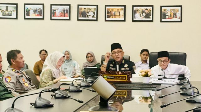 Walikota Tanjungpinang Lis Darmansyah dan Wakil Walikota Tanjungpinang Raja Ariza, saat menggelar rapat koordinasi TPID periode Maret 2025 yang berlangsung di Kantor Wali Kota Tanjungpinang, Rabu (19/3/2025). (Foto: prokompim)