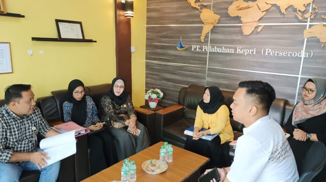 Petugas Bidang Hubungan Industrial dan Jaminan Sosial Ketenagakerjaan, Dinas Tenaga Kerja, Koperasi, dan Usaha Mikro Tanjungpinang saat emndatangi BUP Kepri di Tanjungpinang, Rabu (12/2/2025)