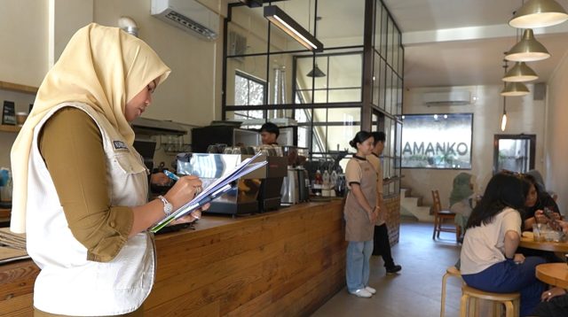 Salah satu petugas BPPRD Tanjungpinang saat mengawasi jumlah kunjungan pendataan PBJT di salah satu tempat usaha WP di kota itu, dalam suatu kesempatan. (Foto: ang/pijarkepri.com)