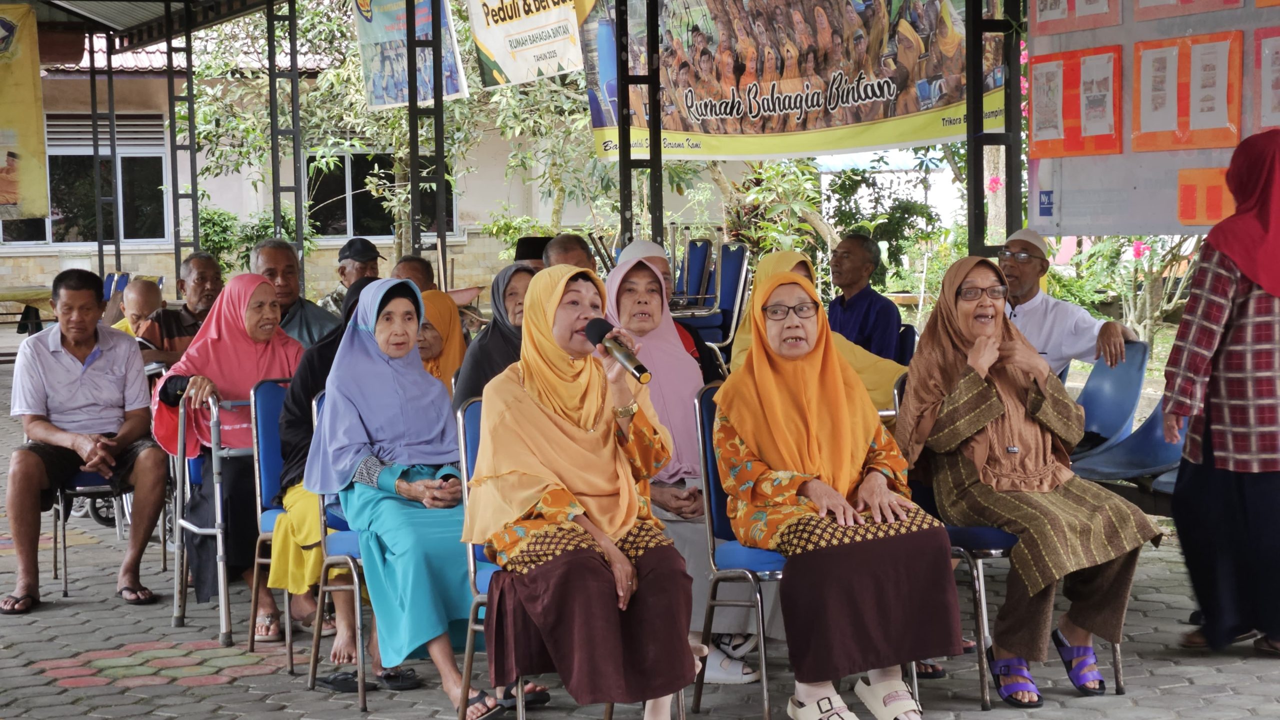 Para penghuni rumah bahagia bintan saat berdialog dengan rombongan Aston Tanjungpinang dan PWI Kepri (f : istimewa)