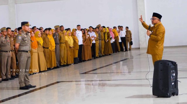 Walikota Tanjungpinang Lis Darmansyah, saat memberikan arahan kepada seluruh ASN di Pemkot Tanjungpinang, Rabu (9/4/2025) (Foto: Prokompim)