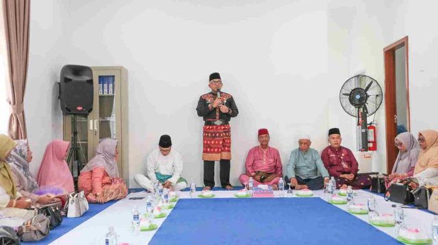 Wali Kota Tanjungpinang, Lis Darmansyah, saat melepas keberangkatan 16 calon jamaah haji dari kalangan pengurus dan anggota PGRI Kota Tanjungpinang, di Gedung PGRI, Jalan Bukit Semprong, Selasa (22/4/2025 (Foto: Prokompim Sekdako Tanjungpinang)