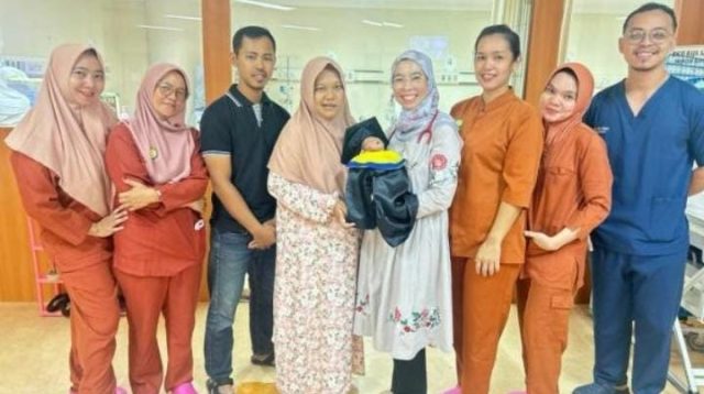 Foto bersama dr. Addina Irawan,Sp.A, tim Perinatologi dan keluarga Bayi BBLRS sebelum pulang ke rumah ( Foto : Humas RSUD RAT/pijarkepri.com)