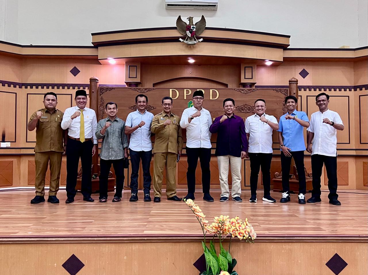 Komisi II DPRD Tanjungpinang saat RDP bersama mantan kariawan Mr Blitz dan kelautga dan kuasa hukum Maskur Tilawahyu, serta Disnaker Tanjungpinang, Senin (5/5/2025) (Foto: aji/pijarkepri.com)