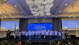 Ketua Umum PWI, Zulmansyah Sekedang saat melantik Pengurus PWI Kepri sisa masa jabatan 2023-2028, Hotel Planet Holiday, Batam, Rabu (7/5/2025) (Foto: istimewa)