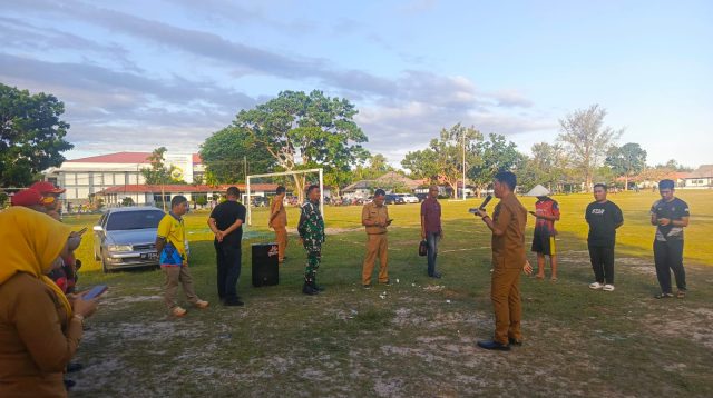 Kepala Dispora Bintan, Alfeni Harmi, saat persiapan pelaksanaan Turnamen Sepak Bola Bupati Bintan Cup 2025, di Lapangan Hang Tuah, Tg Uban, Bintan. (Foto: pijarkepri.com)