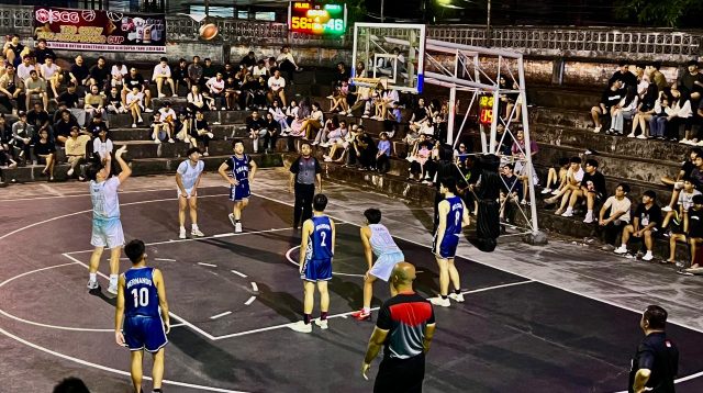 Laga Final Teo Chew Cup 2025 saat Tim Bola Basket SMA Negeri 1 Tanjungpinang bertemu SMA Pelita Nusantara, di Lapangan Teladan, Tanjungpinang, Sabtu (17/5/2025) (Foto: aji/pijar)