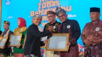 Walikota Tanjungpinang Lis Darmansyah, saat menerima penghargaan diserahkan langsung Menteri Pendidikan Dasar dan Menengah RI, Abdul Mu’ti, pada ajang Festival Tunas Bahasa Ibu Nasional 2025, di Gedung Merah Putih PPSDM Kemendikdasmen, Depok, Jawa Barat, Senin (26/5)
