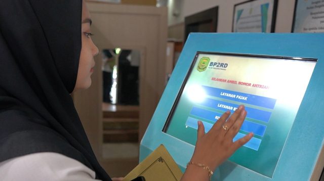 Pos pengambilan nomor antre di Loket BPPRD Tanjungpinang. (Foto: pijarkepri.com)