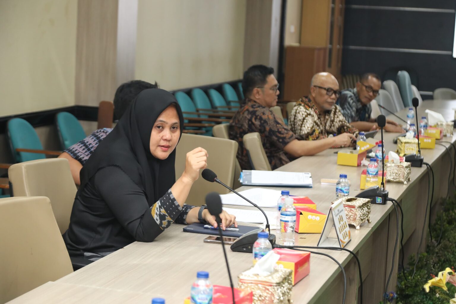 Panitia Khusus (Pansus) DPRD Kota Batam saat menggelar pembahasan Rancangan Peraturan Daerah (Ranperda) tentang Perubahan atas Perda Nomor 3 Tahun 2019 mengenai Penyelenggaraan Pendidikan Dasar, di ruang serbaguna DPRD Batam, Kamis (4/6/2025)