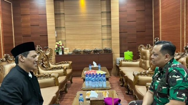 Ketua DPRD Kota Batam, H. Muhammad Kamaluddin, saat menerima kunjungan silaturahmi Komandan Batalyon Marinir Pertahanan Pangkalan (Danyonmarhanlan) IV Batam yang baru, Letkol Marinir Tomas Febrianto, M.Tr.Opsla, pada Rabu (28/5/2025) siang di ruang kerjanya.