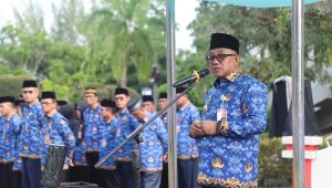 Walikota Tanjungpinang, Lis Darmansyah, saat memimpin upacara Hari Lahir Pancasila, di halaman Kantor Wali Kota Tanjungpinang, Senggarang, Senin (2/6/2025) (Foto: humprotpi) Walikota Tanjungpinang, Lis Darmansyah, saat memimpin upacara Hari Lahir Pancasila, di halaman Kantor Wali Kota Tanjungpinang, Senggarang, Senin (2/6/2025) (Foto: humprotpi)