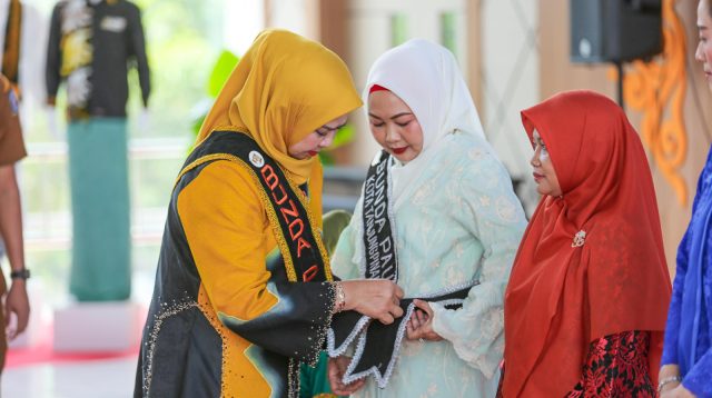 Bunda PAUD Provinsi Kepri, Dewi Kumalasari Ansar saat menyematkan selempang kepada Hj. Yuniarni Pustoko Weni, S.H., sebagai tanda pengukuhan Bunda PAUD Kota Tanjungpinang periode 2025–2030, di Gedung Dekranasda Provinsi Kepri, Jalan Hang Tuah, Tanjungpinang, Senin (15/6)