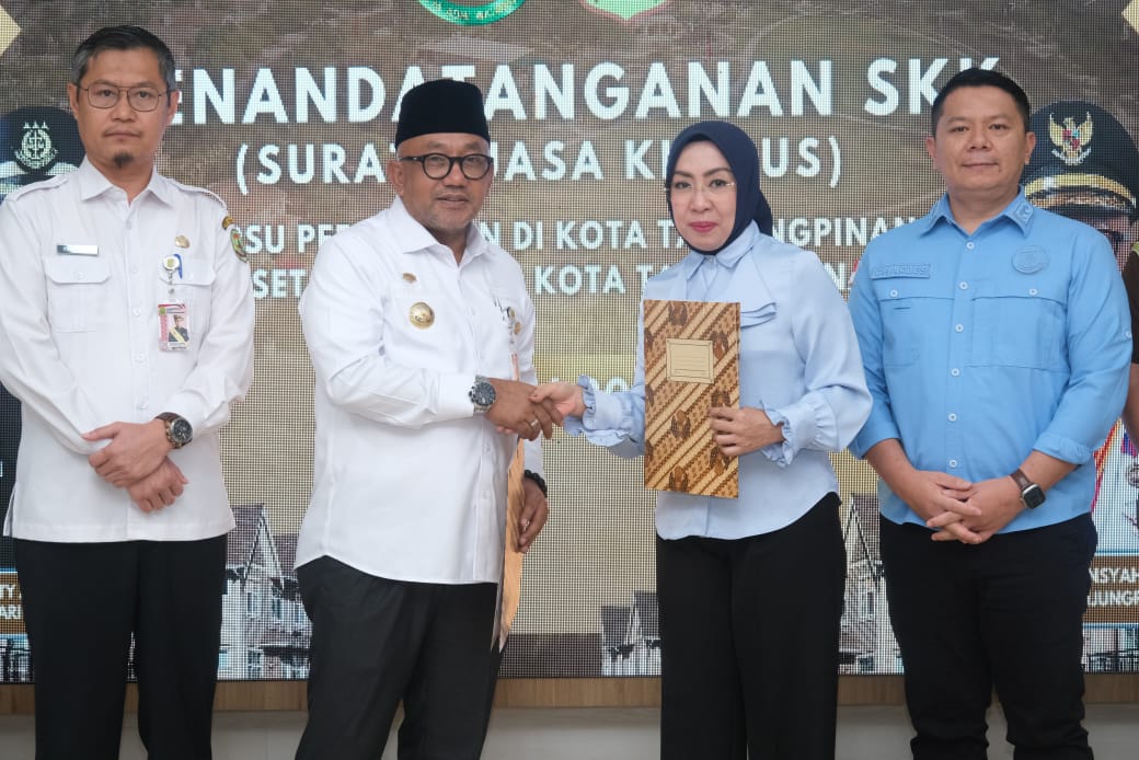 Walikota Tanjungpinang Lis Darmansyah beserta jajarannya saat foto bersama usai penandatanganan kerjasama penertiban PSU di daerah itu bersama Kejaksaan Negeri Tanjungpinang, di Kantor Kejari Tanjungpinang, Rabu (9/7/2025) (Foto: diskominfo/prokompim)