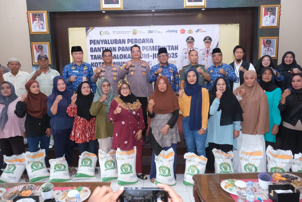 Wali Kota Tanjungpinang, Lis Darmansyah, S.H., saat menyerahkan bantuan pangan pemerintah Tahap I alokasi Juni–Juli 2025 kepada Keluarga Penerima Manfaat (KPM), di Aula Kantor Dinas Sosial Kota Tanjungpinang, Kamis (17/7)