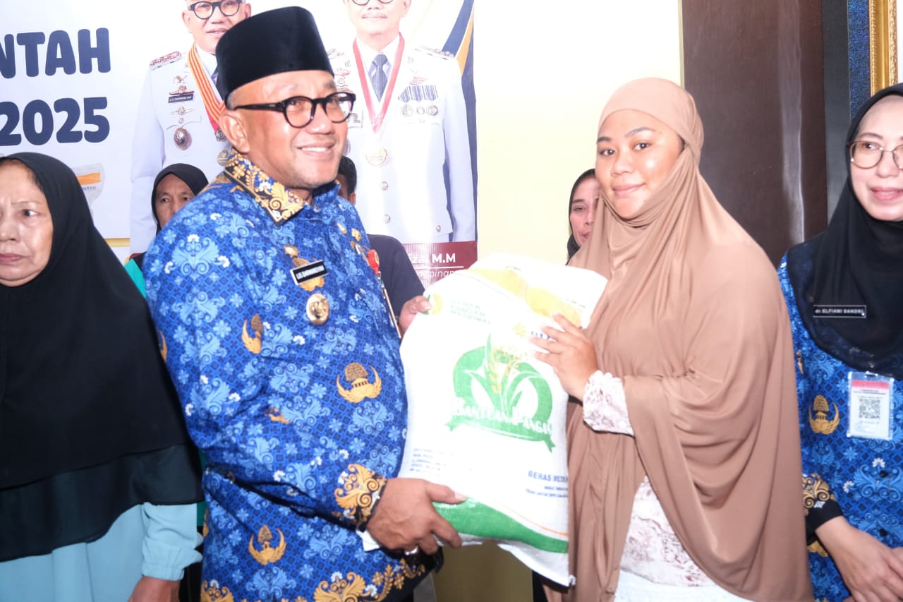 Wali Kota Tanjungpinang, Lis Darmansyah, S.H., saat menyerahkan bantuan pangan pemerintah Tahap I alokasi Juni–Juli 2025 kepada Keluarga Penerima Manfaat (KPM), di Aula Kantor Dinas Sosial Kota Tanjungpinang, Kamis (17/7)
