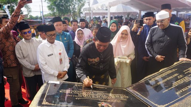 Wakil Wali Kota Tanjungpinang, H. Raja Ariza, menghadiri peresmian Masjid Al-Iltizam yang diresmikan langsung oleh Gubernur Kepulauan Riau, H. Ansar Ahmad, Jumat (18/7).
