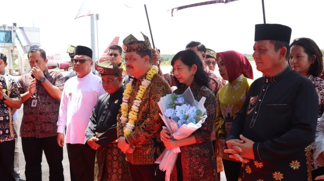 Kepala Kejaksaan Tinggi (Kajati) Kepulauan Riau yang baru, Jehezkiel Devy Sudarso, S.H., C.N., saat disambut di Bandara RHF Tanjungpinang, Jumat (18/7/2025) (Foto: Kejati Kepri)