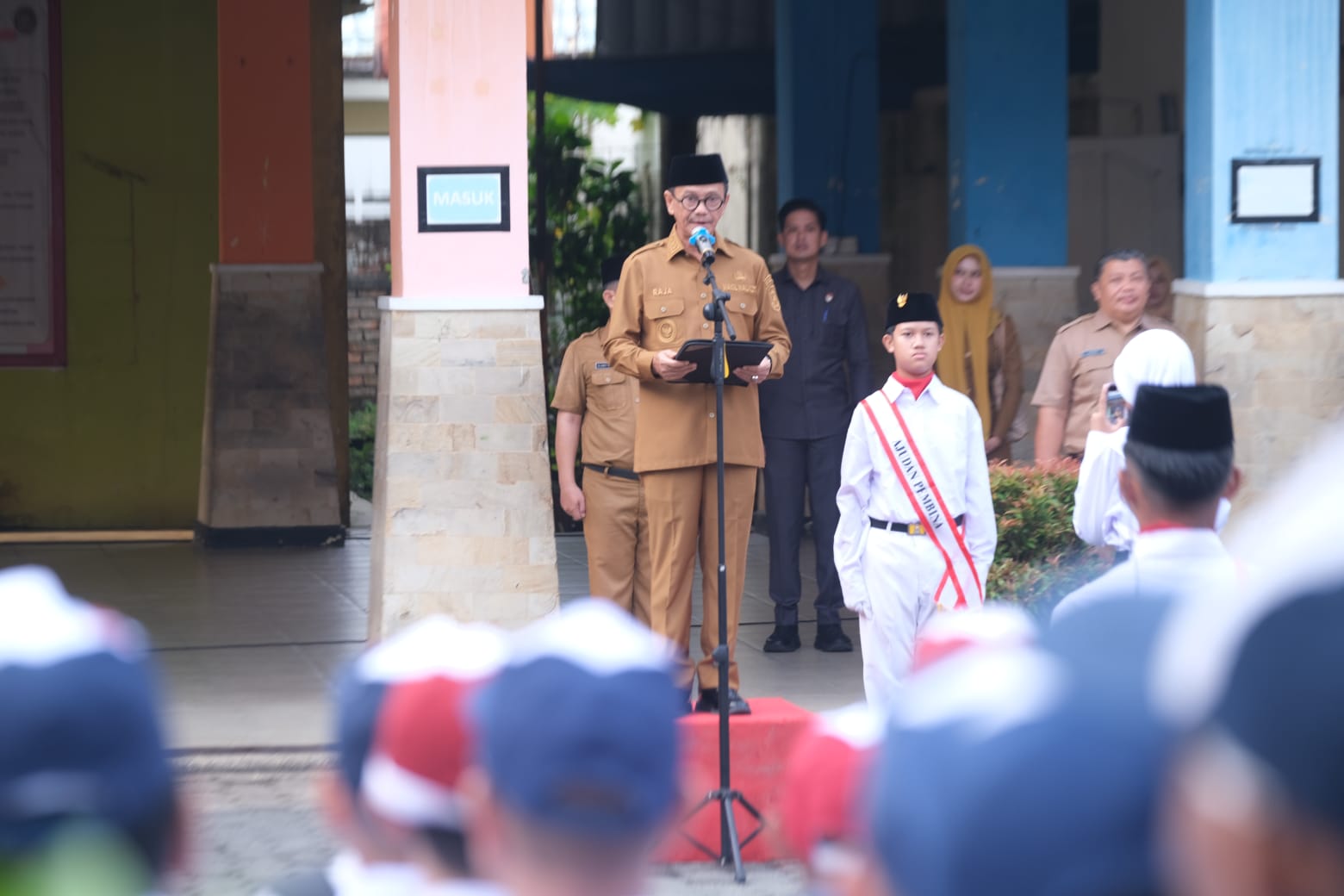 Wakil Walikota Tanjungpinang, Raja Ariza saat menjadi pembina upacara pelaksanaan hari pertama masuk sekolah pelajar SD dan SMP di Tanjungpinang, Senin (21/7/2025) (Foto : Lanky/Prokompim Tanjungpinang)
