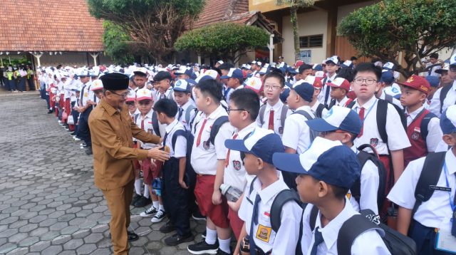 Wakil Walikota Tanjungpinang, Raja Ariza saat meninjau langsung pelaksanaan hari pertama masuk sekolah pelajar SD dan SMP di Tanjungpinang, Senin (21/7/2025) (Foto : Lanky/Prokompim Tanjungpinang)