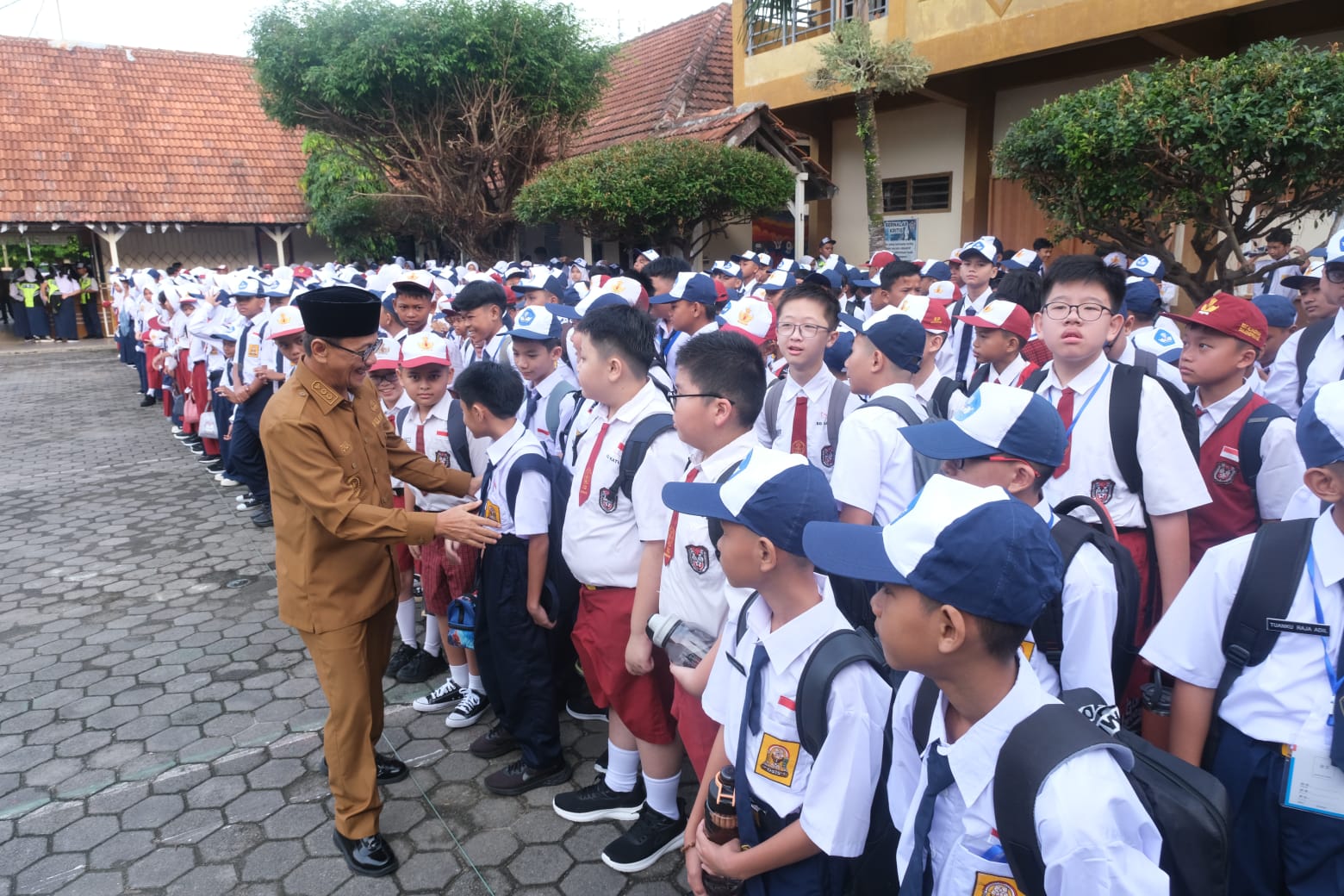 Wakil Walikota Tanjungpinang, Raja Ariza saat meninjau langsung pelaksanaan hari pertama masuk sekolah pelajar SD dan SMP di Tanjungpinang, Senin (21/7/2025) (Foto : Lanky/Prokompim Tanjungpinang)
