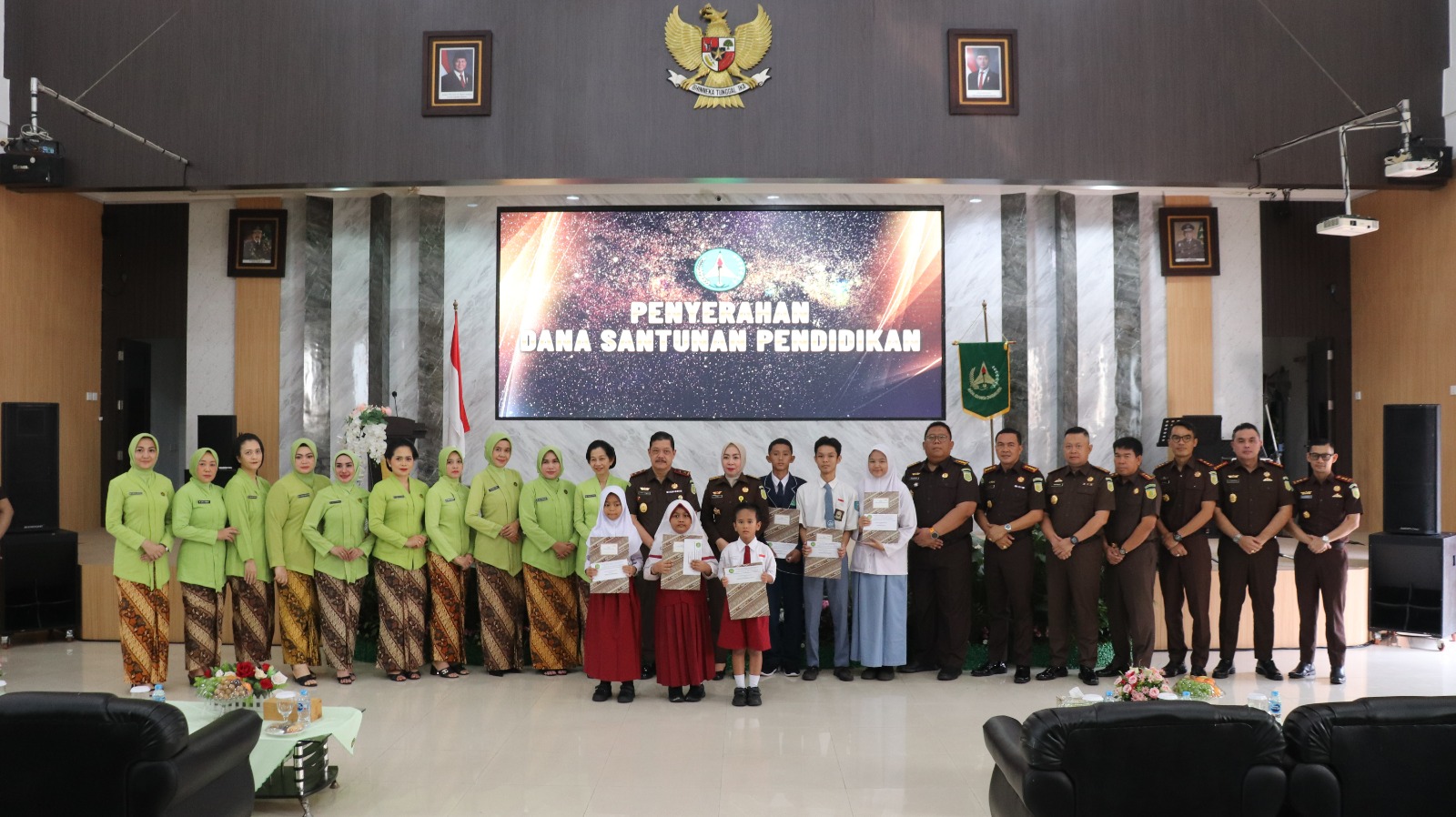 Ikatan Adhyaksa Dharmakarini (IAD) Wilayah Kepulauan Riau saat memperingati Hari Ulang Tahun (HUT) ke-25 dengan khidmat di Aula Sasana Baharuddin Loppa, Kejaksaan Tinggi Kepri, Senin (21/7/2025).