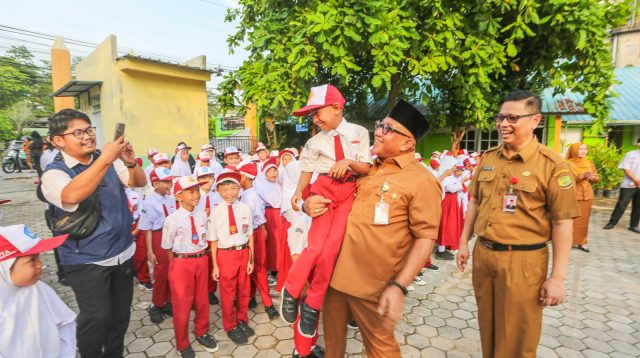Walikota Tanjungpinang Lis Darmansyah, saat bercengkrama dengan siswa SD Tahun Ajaran Baru, di salah satu sekolah di Tanjungpinang, saat meninjau pelaksanaan hari pertama masuk sekolah TA 2025/2026. (F-prokompim)