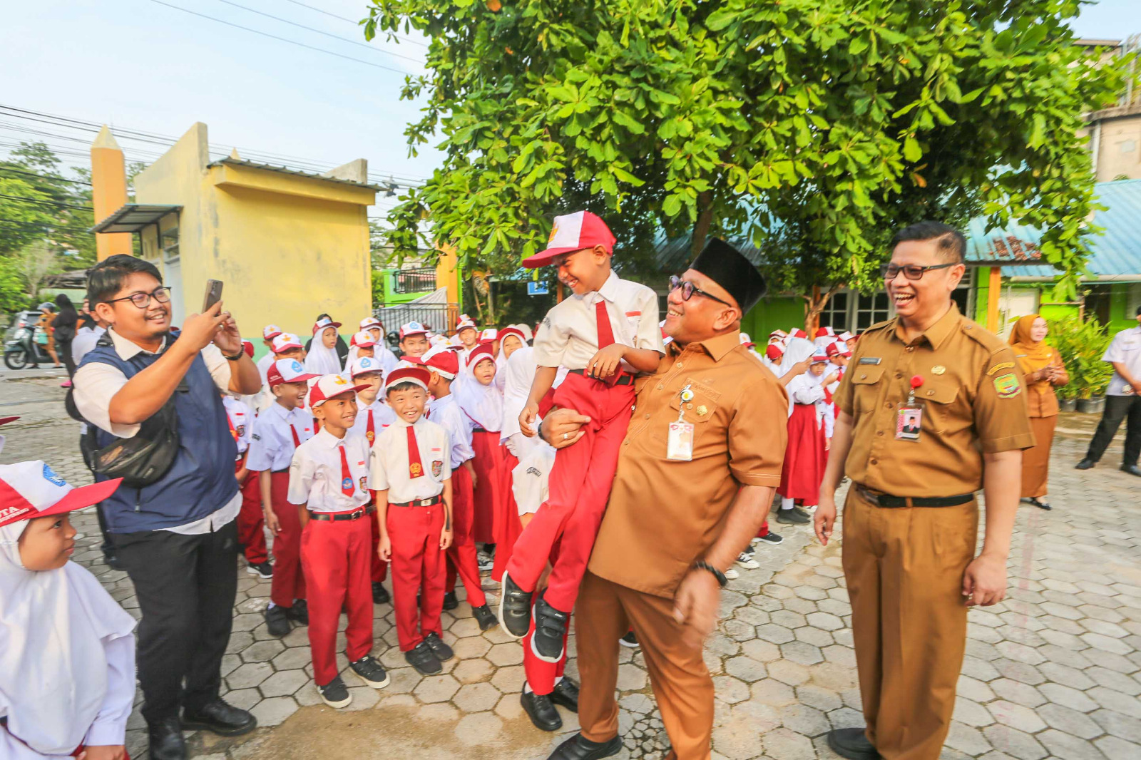 Walikota Tanjungpinang Lis Darmansyah, saat bercengkrama dengan siswa SD Tahun Ajaran Baru, di salah satu sekolah di Tanjungpinang, saat meninjau pelaksanaan hari pertama masuk sekolah TA 2025/2026. (F-prokompim)