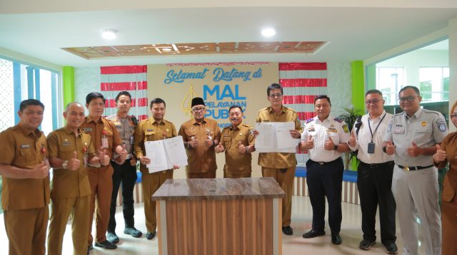 Wali Kota Lis (tengah) bersama pimpinan DPMPTSP Tanjungpinang dan Bapenda Kepri dalam peresmian pengoperasian Samsat di MPP Tanjungpinang, Senin (21/7/2025). prokopim