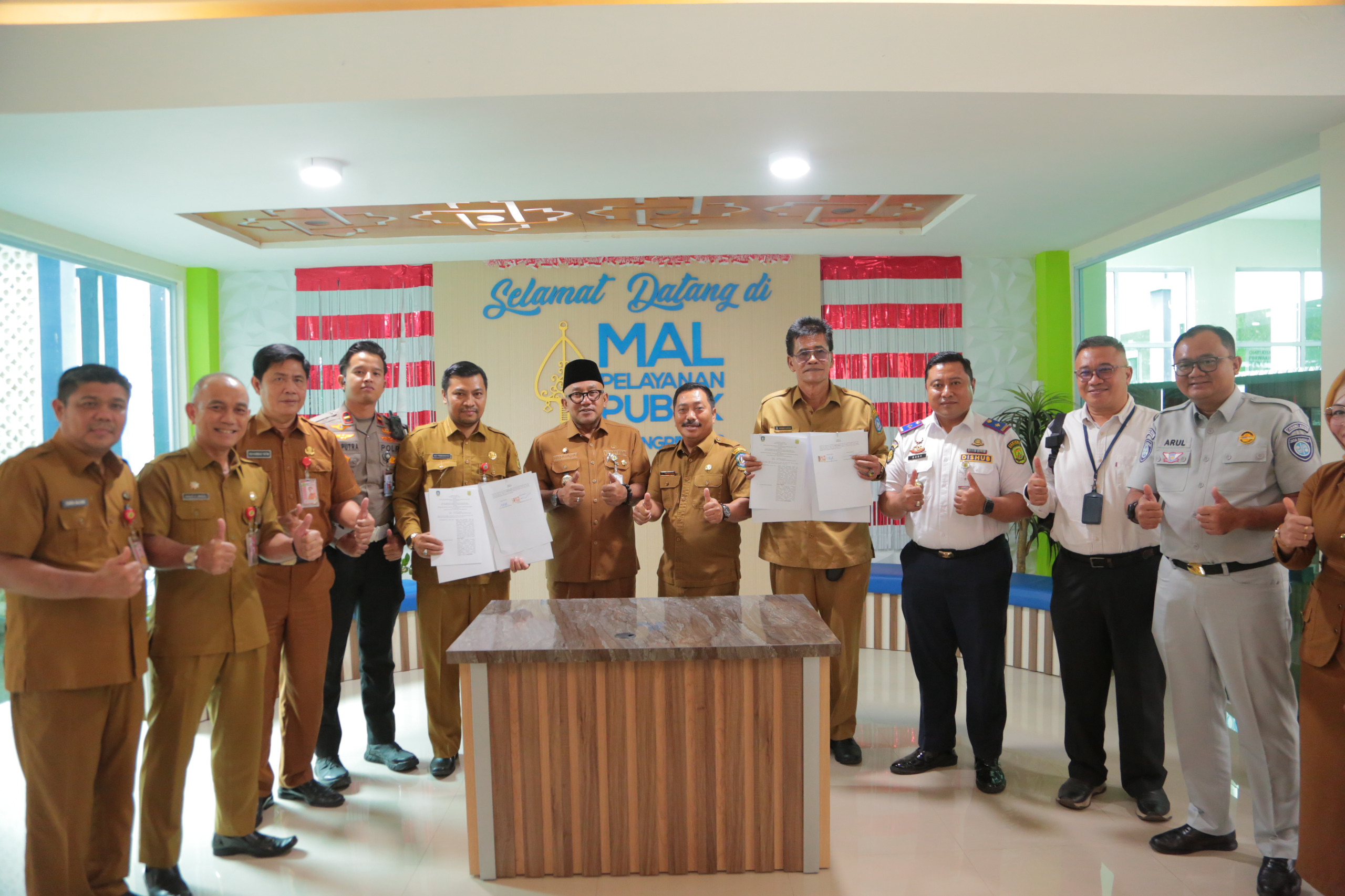 Wali Kota Lis (tengah) bersama pimpinan DPMPTSP Tanjungpinang dan Bapenda Kepri dalam peresmian pengoperasian Samsat di MPP Tanjungpinang, Senin (21/7/2025). prokopim