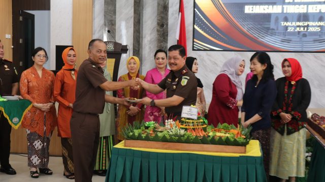 Kejaksaan Tinggi Kepulauan Riau (Kejati Kepri) saat menggelar syukuran memperingati Hari Bhakti Adhyaksa (HBA) ke-65 di Aula Sasana Baharuddin Lopa, Selasa (22/7/2025).