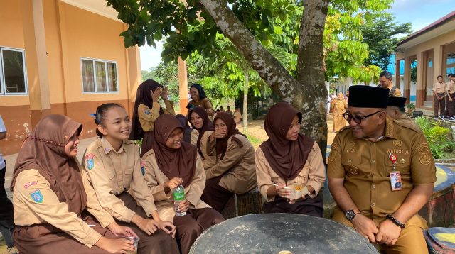 Walikota Tanjungpinang, Lis Darmansyah saat berdialog dengan siswa SMP Negeri 7 Tanjungpinang, Selasa (22/7/2025) (F-prokompim)