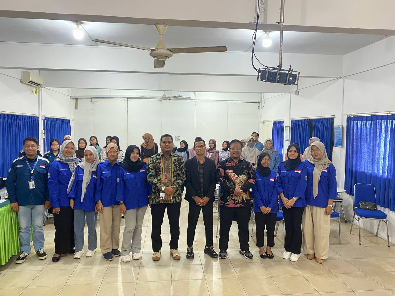 Ketua PWI Tanjungpinang, Suhardi, saat memberikan materi jurnalistik ke STIE Pembangunan Tanjungpinang, saat mengikuti pelatihan menulis berita yang digelar Lembaga Pers Mahasiswa (LPM) "Gemar Menulis" atau Maralis, Rabu, 23 Juli 2025. (f-istimewa)